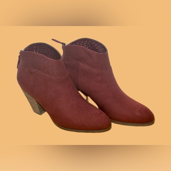 NWT Violet & Red Jackson Lazer Cut Topline Faux Suede Bootie in Burgundy Size 7M - Picture 10 of 16